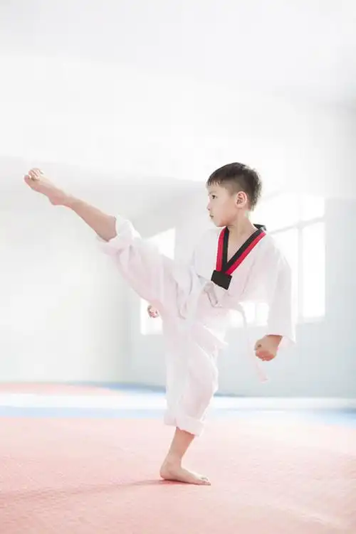 可爱的小男孩练习跆拳道