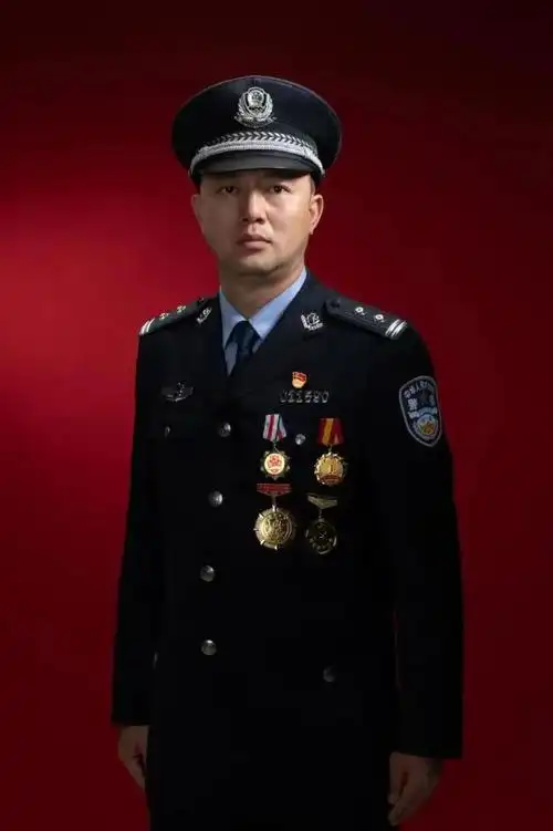 闲不住的"机械战警"——全国公安系统一级英雄模范龚志华_腾讯新闻