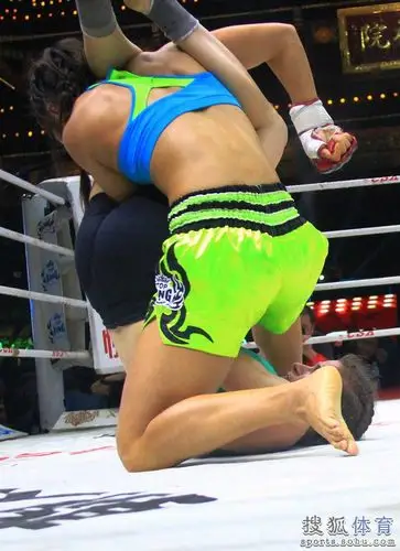 高清:昆仑决峨眉传奇 黄飞儿首回合遭降服落泪