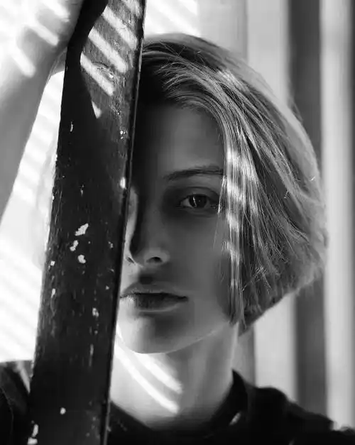 俄罗斯19岁模特长了张雌雄莫辨的俊美脸简直太油画感