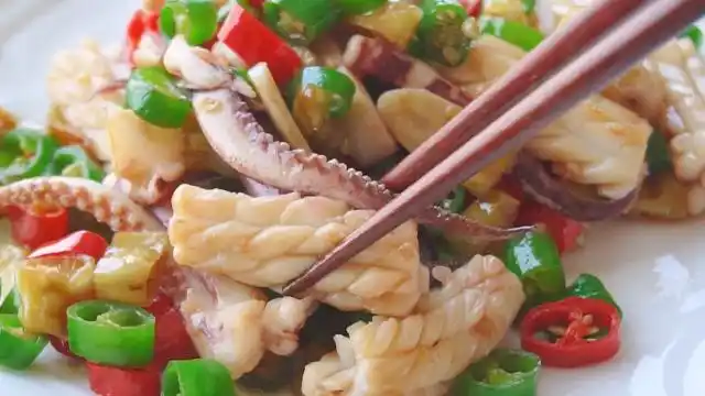 既下酒又下饭的泡椒鱿鱼做法简单酸辣爽口看着都流口水了