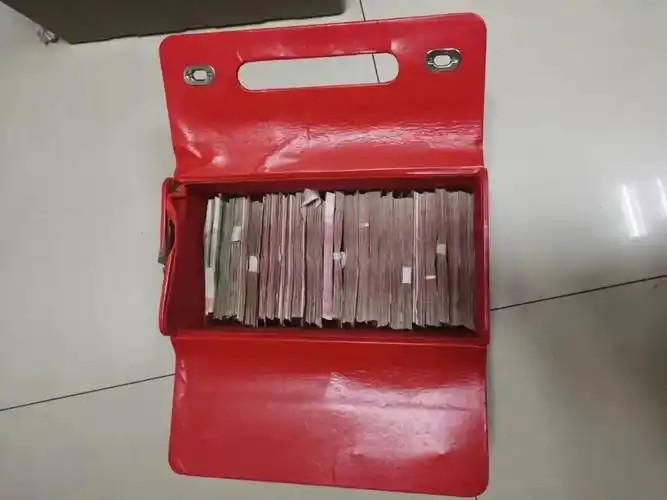 内蒙古一超市门口发现一箱现金足足460000元