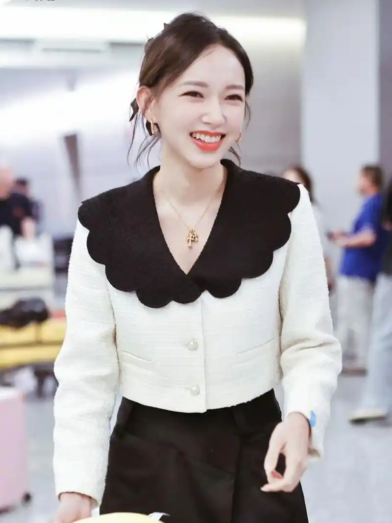 程潇今日私服,穿了卡子姐的衣服,这梦幻联动,这笑起来也太好看了,很