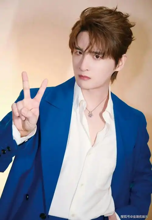 网友曝光张远07年参加快男救灾照片,张远眼睛到底是怎么变大的啊_变化