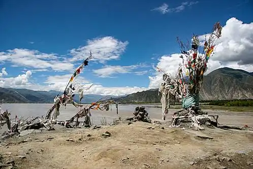 西藏雅鲁藏布江边的水葬台