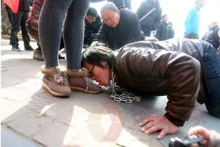 舔舐女子脚上的鞋