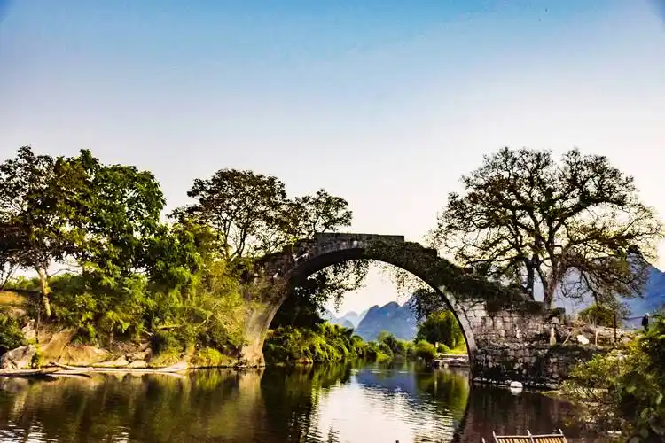 阳朔遇龙河上网红桥—富里桥最佳游玩攻略,因造型独特吸引游客_倒影