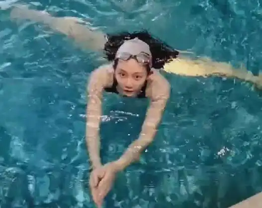 郑恺老婆穿泳衣游泳,看清苗苗孕期全身照,原谅我没见过世面的样