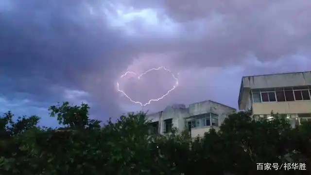 心形的球形闪电像极了爱情