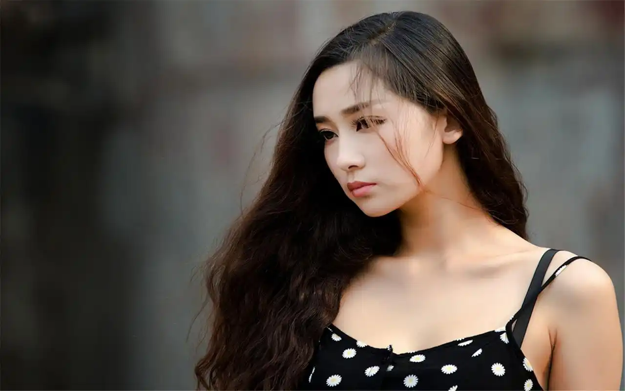 高端大气性感美女冷艳写真桌面壁纸