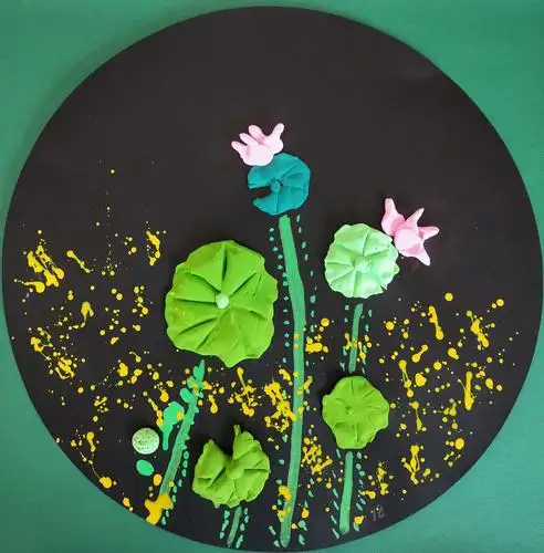 荷花精致而灵巧