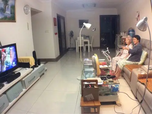 妈妈看电视
