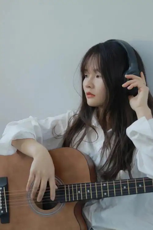 虽然不会弹吉他但是不影响我摆拍#宿舍拍大片  #吉他  #校园  #小红书