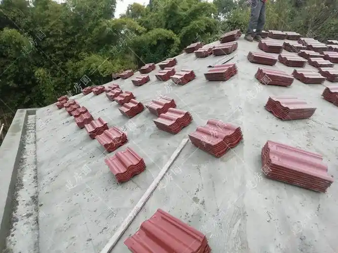 天沟常见的有两种做法,一种是纯混凝土做法,用模板支模,然后现浇完成