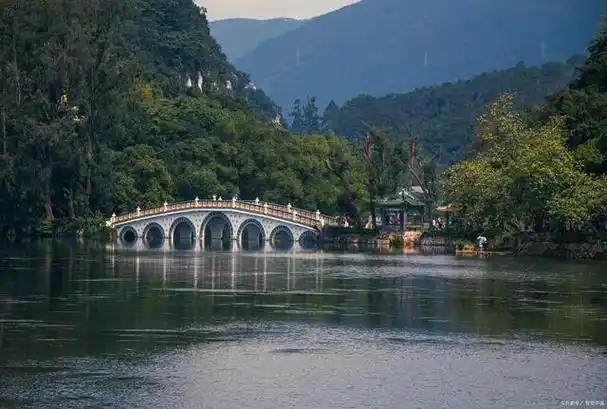 其中,肇庆星湖风景名胜区和鼎湖山两个景点独具特色,让游客流连忘返.