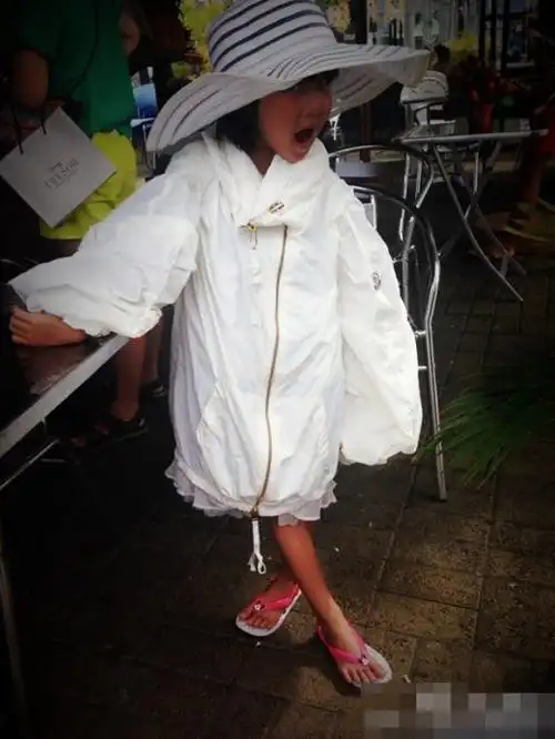 陆毅妻女毛里求斯度假贝儿疯玩晒成非洲人15