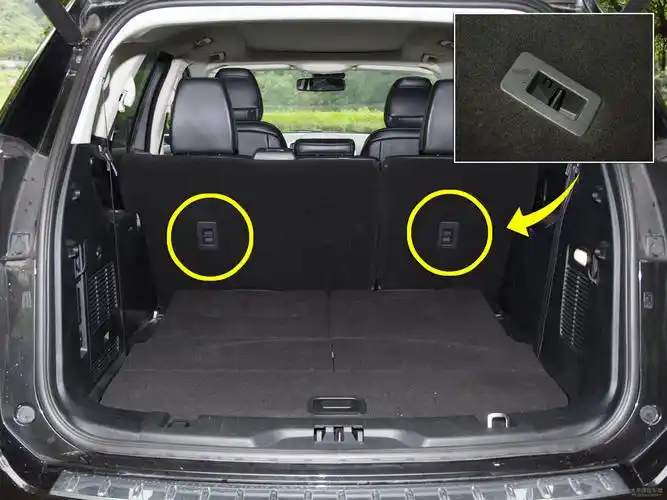 latch接口在第二排座椅靠背后面,可以对儿童座椅进行三点固定.