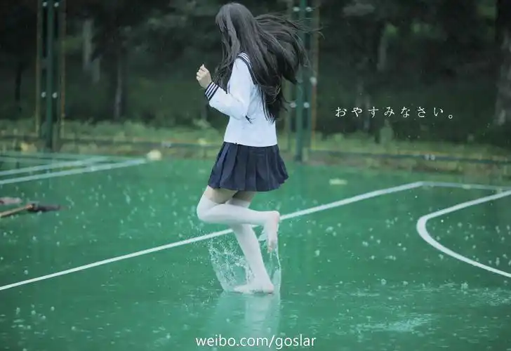 求这张图大图 还有类似的校服女生踩水的图