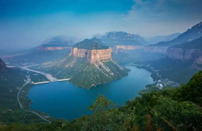 太行山障百里横亘 ; 红岩峡谷千尺跌崖