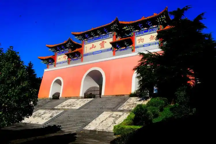 写美篇  灵山寺是我国佛教界的一大奇观,它位于河南省信阳市罗山县,是