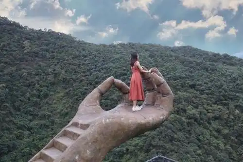 缓缓走上阶梯,仿佛一步步走向天空之城,一览众山小!