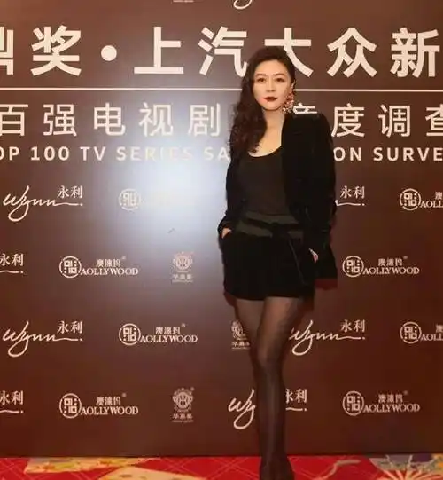 田海蓉才是真正的女王,黑色丝袜搭配呢绒西服霸气十足!