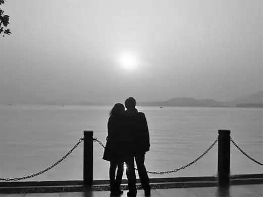 一男一女坐在椅子上的背影图片