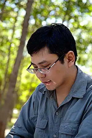 低头思考中的成功商务男士