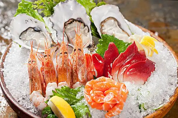 生食三文鱼海鲜拼盘