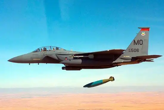 资料图:美国空军f-15战斗机投掷炸弹