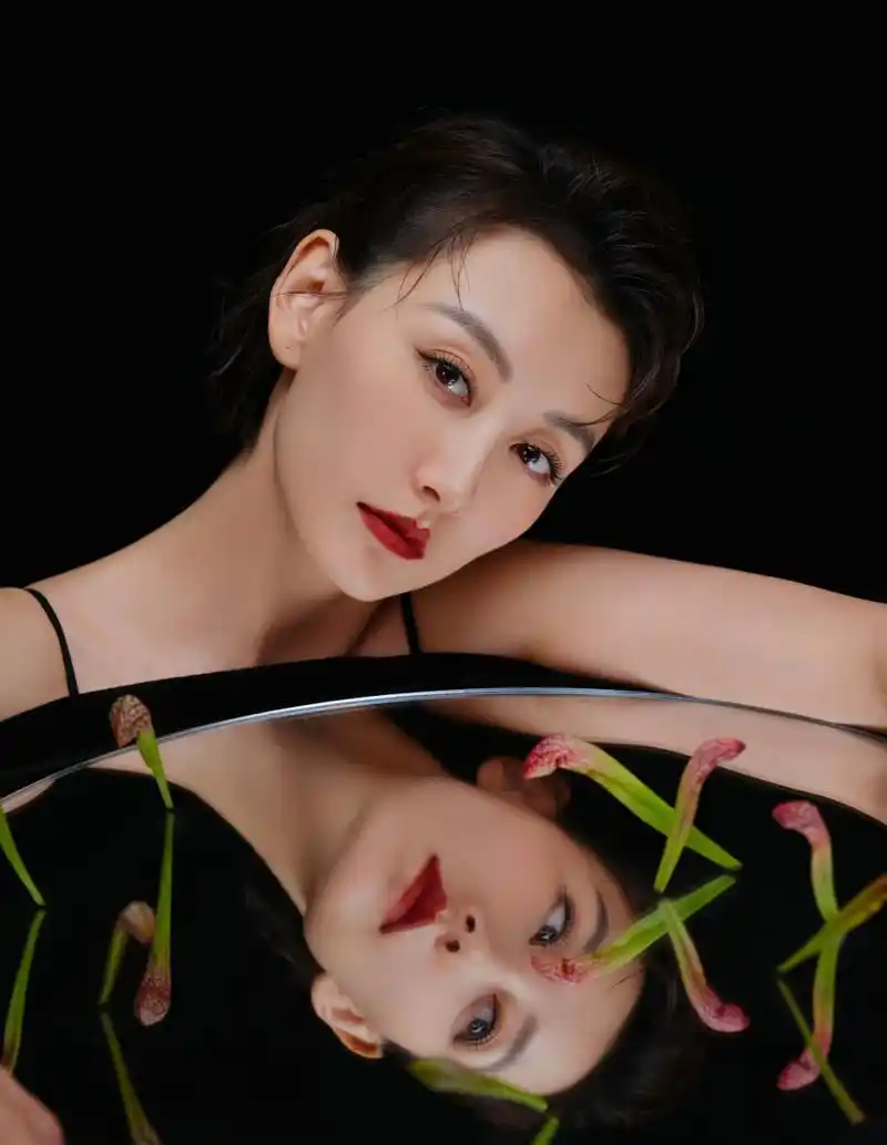 江苏卫视美女主持人  郭晓敏  光脚丫