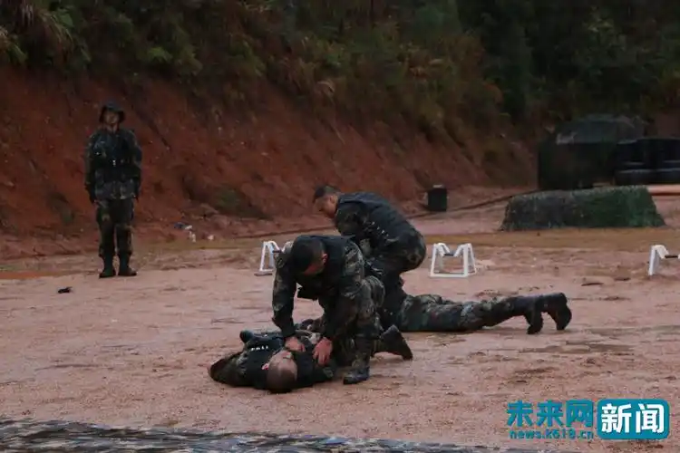 在与敌人近身格斗的过程中,火箭军某旅战士使出"一招制敌"格斗术.