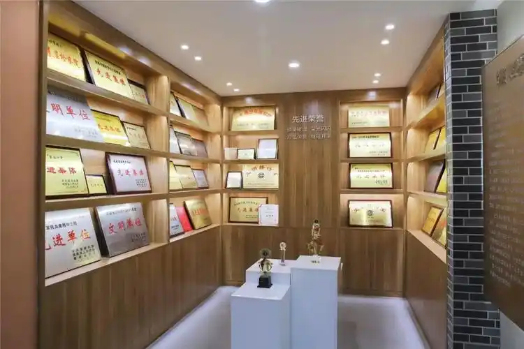 荣誉室展柜上放满了奖杯,奖牌,荣誉是对过去的肯定,突破是对未来的