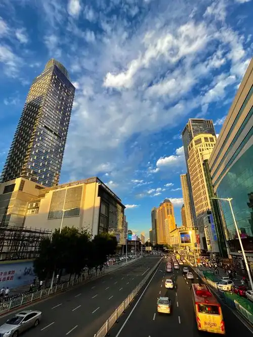 昨日手机抓拍天津市中心街景南京路与宾江道交口