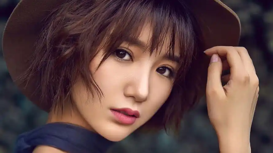 7岁被父母抛弃,被大姨养大后成当红明星,后妈要求养儿子儿媳