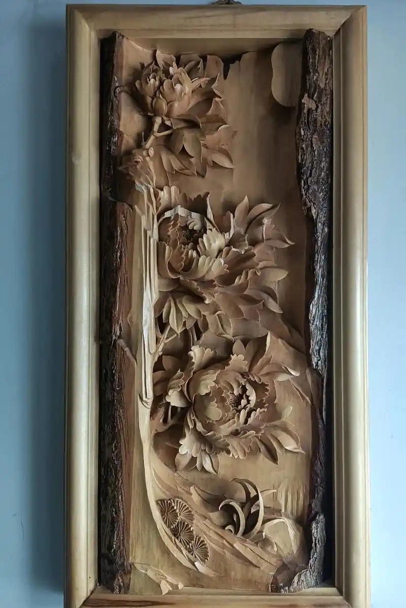 木雕竖屏#手工#《牡丹》,带皮,整段雕刻,三朵牡丹由上至下 - 抖音