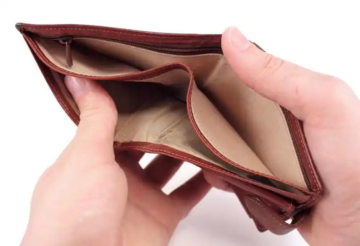 破产展示手打开钱包空钱包手部特写