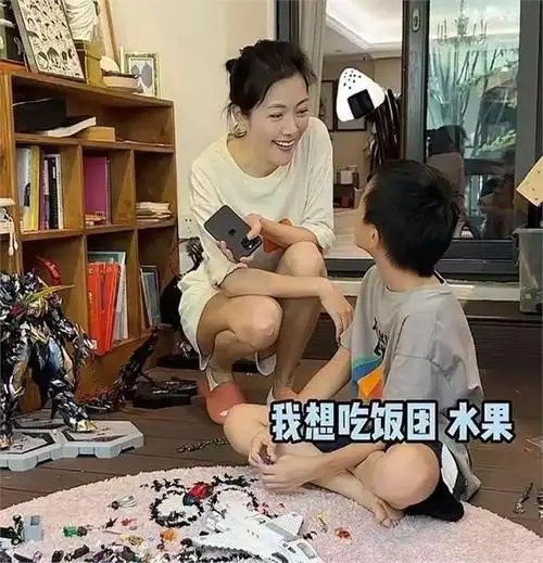 9岁小沐沐正脸曝光超像妈妈,汪涵老婆晒儿子,身高出众好帅气