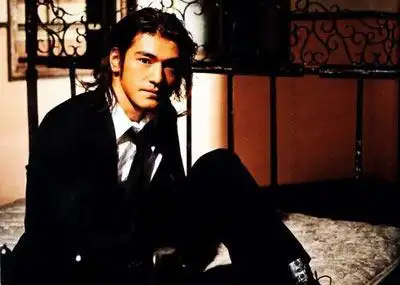 金城武很久没有"女友"情迷男发型师?(图)