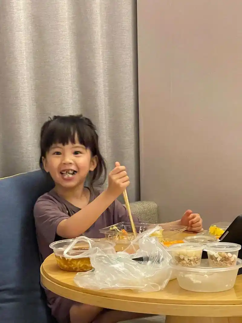 萌娃 #吃东西样子真可爱 #女儿超可爱瞬间盘 - 抖音