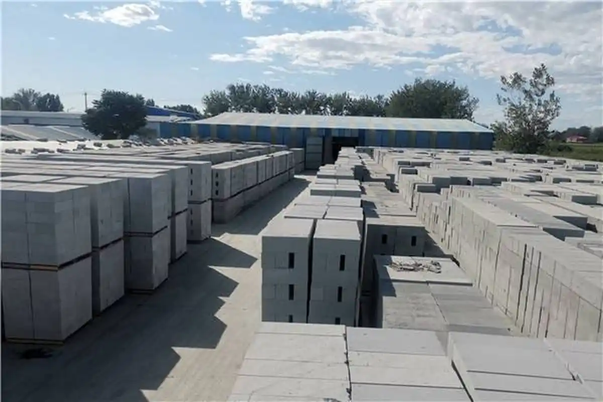 蒸压加气混凝土砌块是一种新型的建筑材料,它采用水泥,石灰,硅砂等