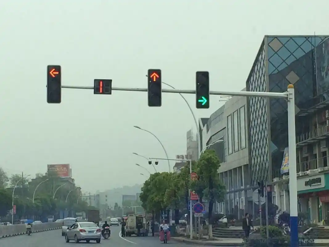 万载南方家私十字路口红绿灯坏了