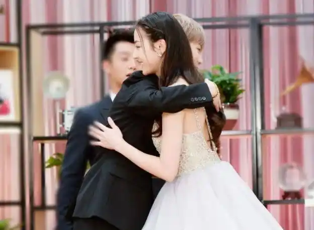 鹿晗|关晓彤|张凌赫|社交平台_网易订阅