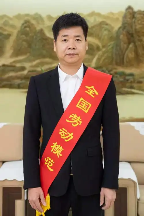 2020年全国劳模和先进工作者赴京接受表彰鹿城这位劳模在列
