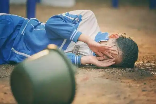 校园暴力受孩子,家长,学校共同的影响,只处理一处,毫无效果_妈妈