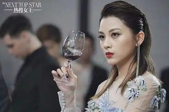 王祉萱《热搜女王》开播 关棠勇闯娱乐圈气场全开