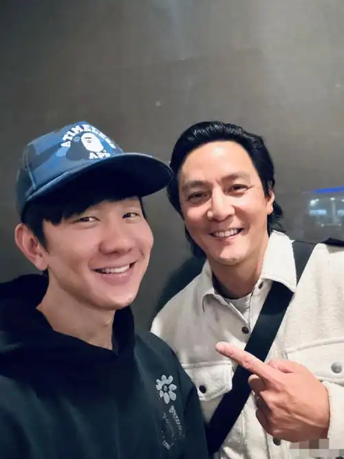 48岁吴彦祖近况曝光!脑门反光皱纹明显,打扮朴素合影似路人_腾讯新闻