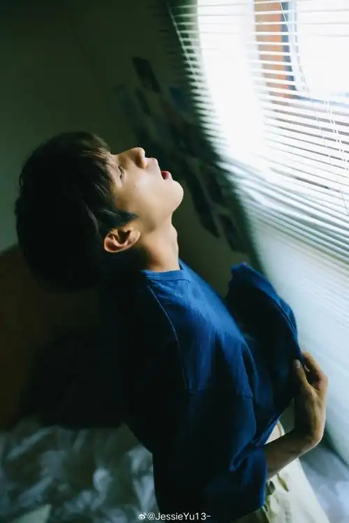 一直催的那组赵一博来啦  少年感拉满  你们一直催的这种蓝色出图啦