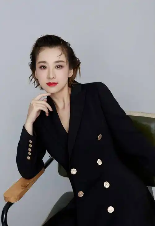 有人说是因为穆婷婷跑去结婚生孩子啦!