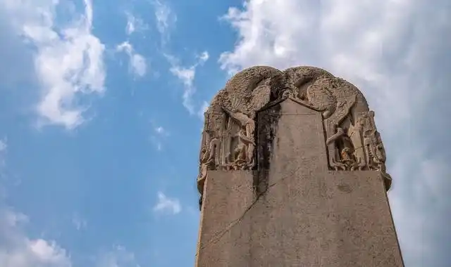 武则天称帝后磨掉碑文?破译乾陵无字碑,原本有字,传统说法错误